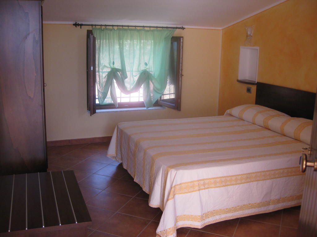 Agritursmo Montesalerno Villa Diamante Szoba fotó
